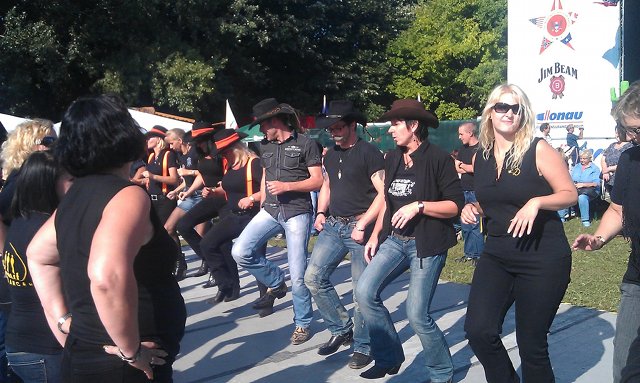 Duelling Dancers auf dem Donauinselfest auf der Countryinsel